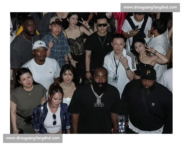 哈登广州冒雨燃情村 BA!周玲安曝花絮:球迷热情点燃阴雨,大胡子拒伞签名 20 分钟 哈登广州冒雨燃情村 BA!周玲安曝花絮:球迷热情点燃阴雨,大胡子拒伞签名 20 分钟