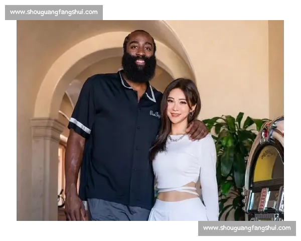 哈登广州冒雨燃情村 BA!周玲安曝花絮:球迷热情点燃阴雨,大胡子拒伞签名 20 分钟